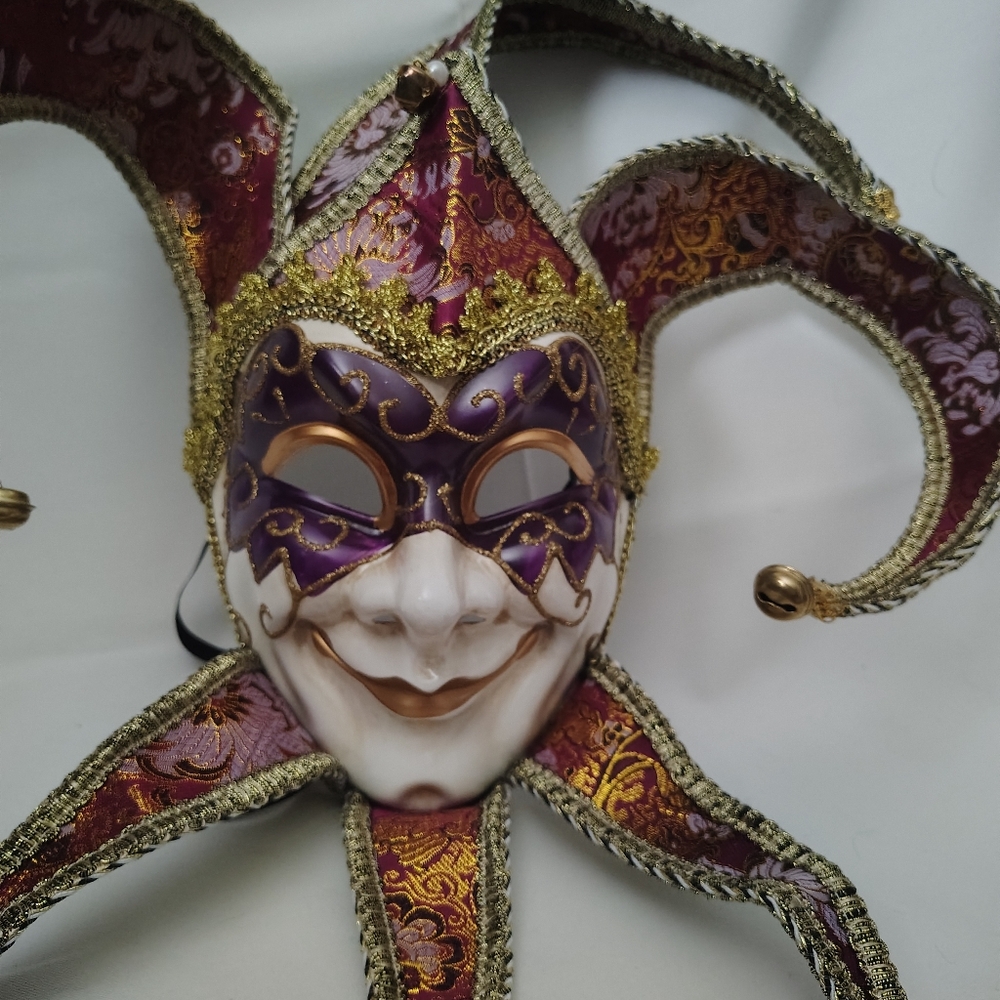 ♣️Elegant Venetian Jester Mask with Purple and Gold Accents - Picture 4 of 11